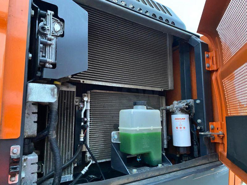 Doosan DX 250 W - Gumikerekes kotró: 4 kép. Doosan DX 250 W - Gumikerekes kotró: 4 kép.