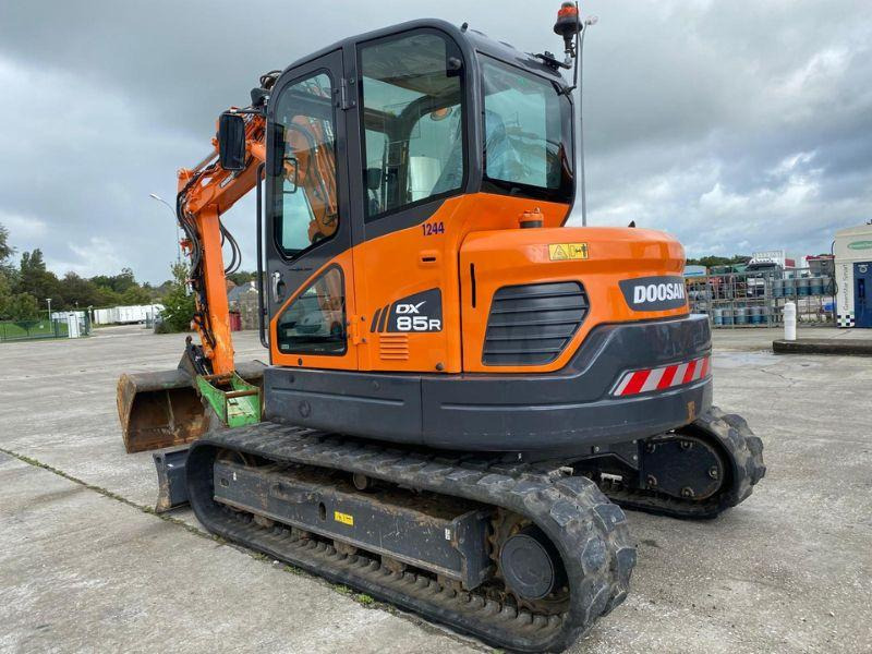 Doosan DX 85 R - Lánctalpas kotró: 2 kép. Doosan DX 85 R - Lánctalpas kotró: 2 kép.