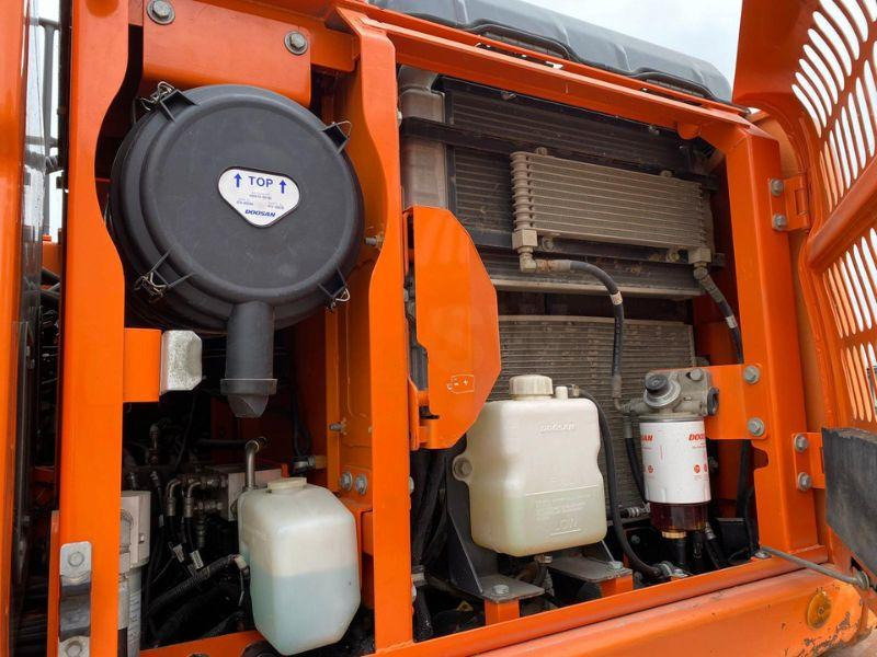 Doosan DX160 - Gumikerekes kotró: 4 kép. Doosan DX160 - Gumikerekes kotró: 4 kép.
