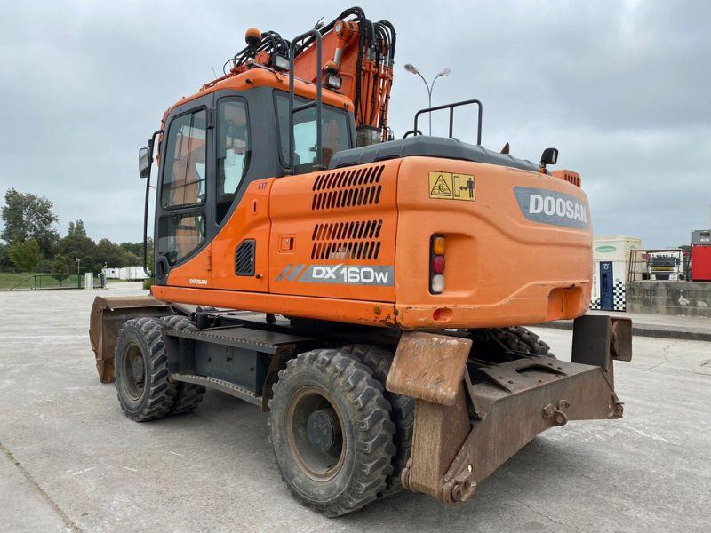 Doosan DX160 - Gumikerekes kotró: 3 kép. Doosan DX160 - Gumikerekes kotró: 3 kép.