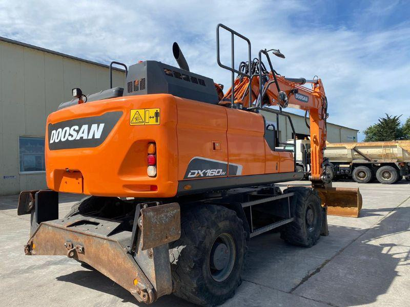 Doosan DX160W - Gumikerekes kotró: 3 kép. Doosan DX160W - Gumikerekes kotró: 3 kép.