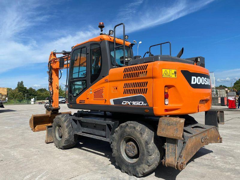 Doosan DX160W - Gumikerekes kotró: 2 kép. Doosan DX160W - Gumikerekes kotró: 2 kép.