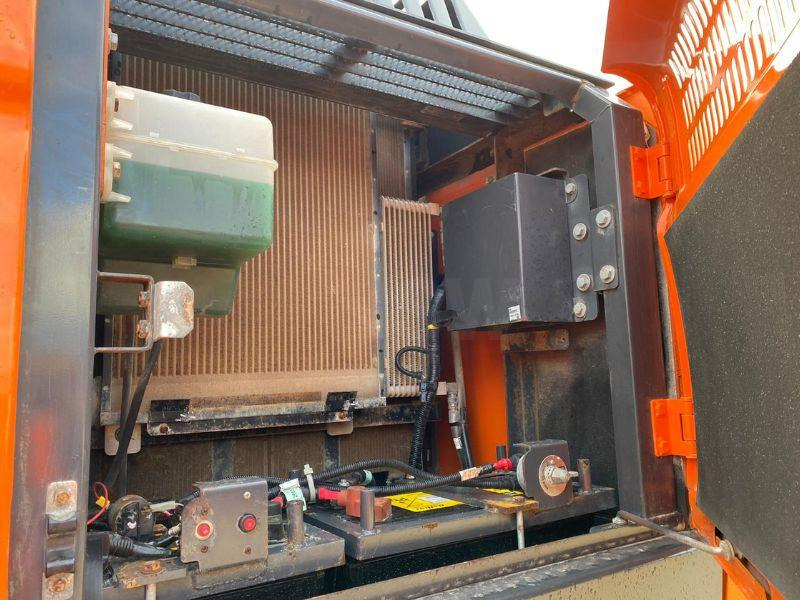 Doosan DX300LC - Lánctalpas kotró: 4 kép. Doosan DX300LC - Lánctalpas kotró: 4 kép.