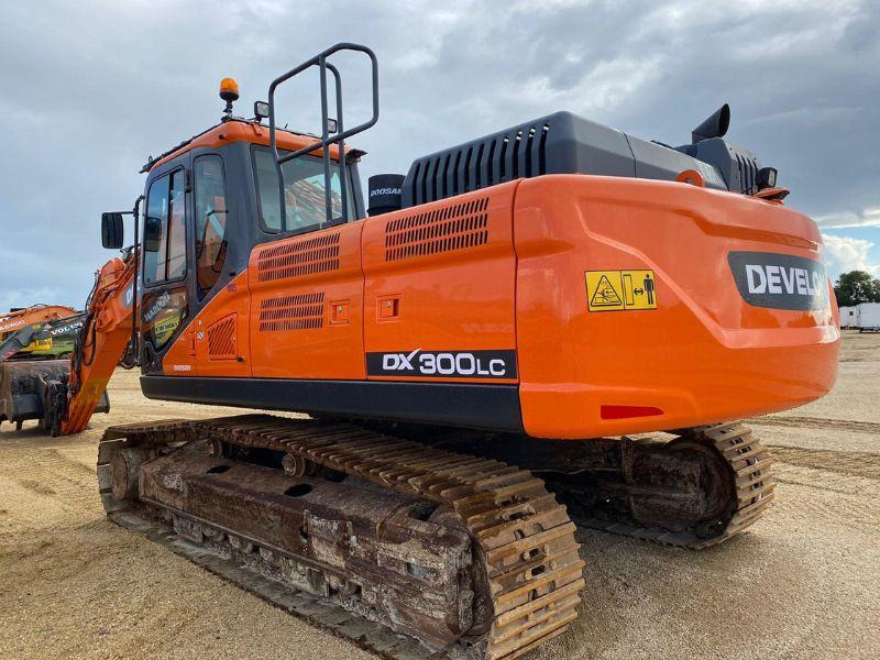 Doosan DX300LC - Lánctalpas kotró: 2 kép. Doosan DX300LC - Lánctalpas kotró: 2 kép.