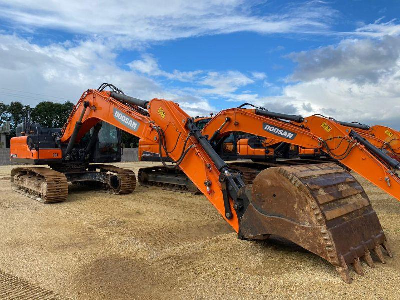 Doosan DX300LC - Lánctalpas kotró: 1 kép. Doosan DX300LC - Lánctalpas kotró: 1 kép.