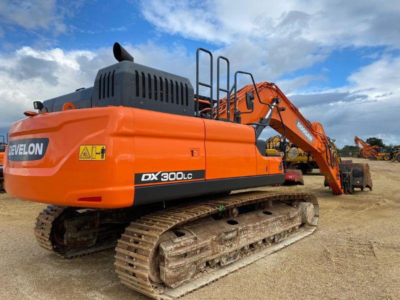 Doosan DX300LC - Lánctalpas kotró: 3 kép. Doosan DX300LC - Lánctalpas kotró: 3 kép.