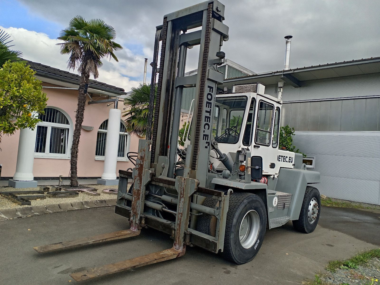 1060-30 - Anyagmozgató gép: 1 kép. 1060-30 - Anyagmozgató gép: 1 kép.