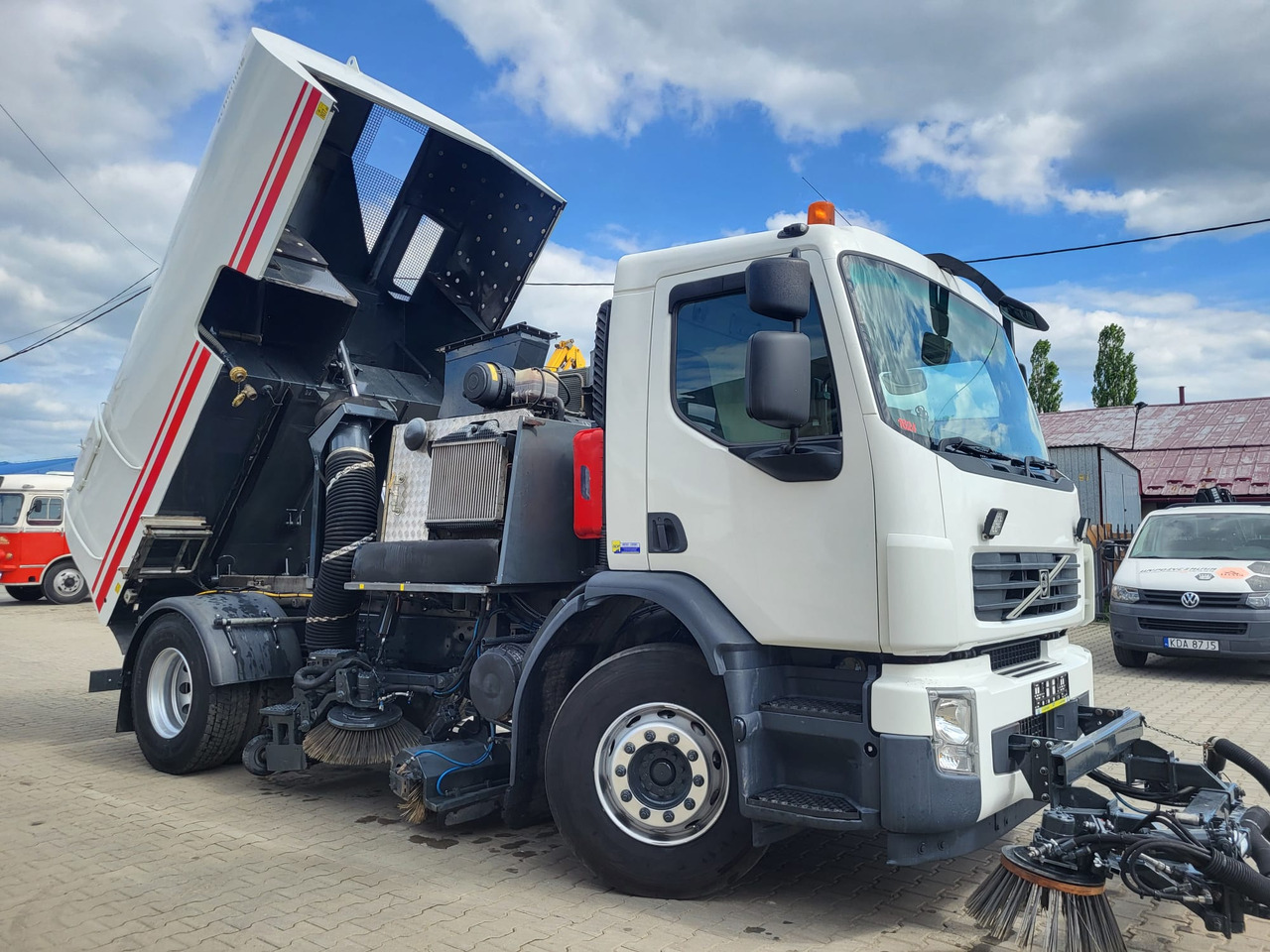 Volvo FE 320 two engines - Utcaseprő gép: 4 kép. Volvo FE 320 two engines - Utcaseprő gép: 4 kép.
