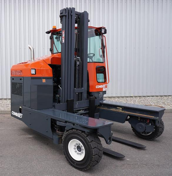 Combilift C5000XL - Négyutas tolóoszlopos targoncá: 2 kép. Combilift C5000XL - Négyutas tolóoszlopos targoncá: 2 kép.