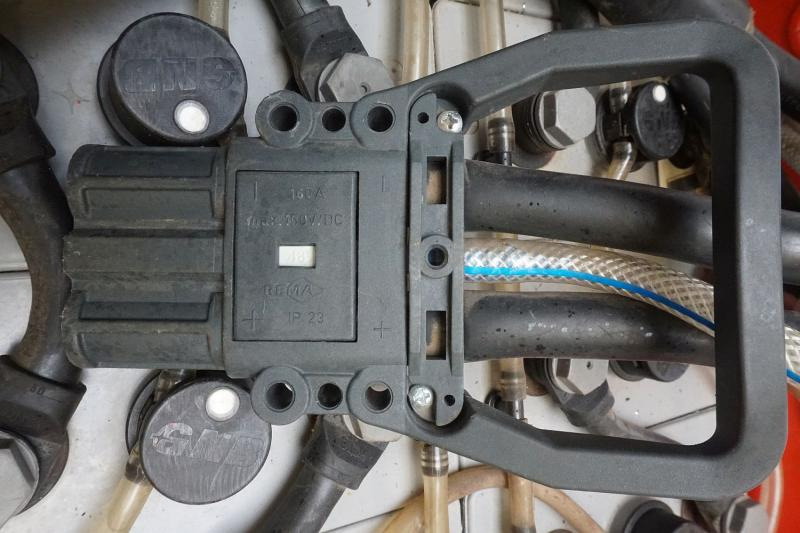 GNB 48 Volt 5 PzS 700 Ah - Akkumulátor - Anyagmozgató gép: 4 kép. GNB 48 Volt 5 PzS 700 Ah - Akkumulátor - Anyagmozgató gép: 4 kép.