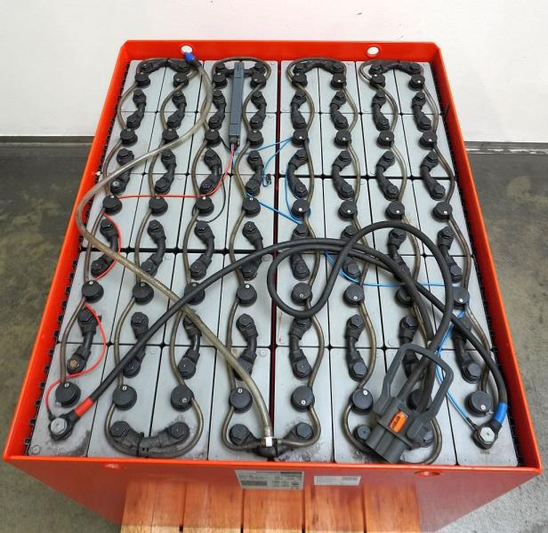 GRUMA 80 Volt 5 PzS 775 Ah - Akkumulátor: 3 kép. GRUMA 80 Volt 5 PzS 775 Ah - Akkumulátor: 3 kép.