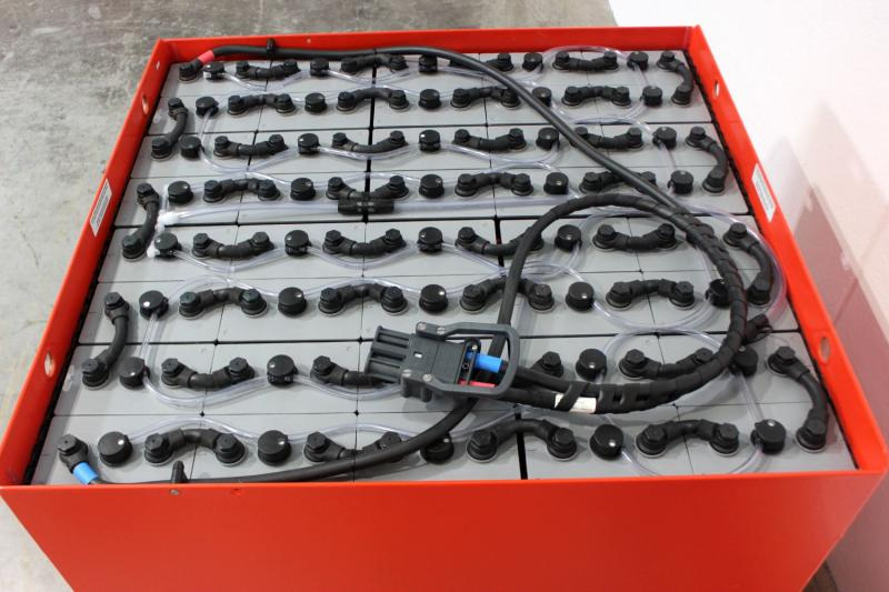 GRUMA 80 Volt 6 PzS 870 Ah - Akkumulátor - Anyagmozgató gép: 3 kép. GRUMA 80 Volt 6 PzS 870 Ah - Akkumulátor - Anyagmozgató gép: 3 kép.