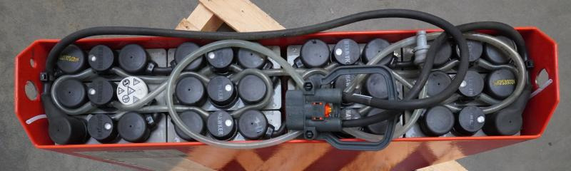 HAWKER 24 Volt 2 PzB 200 Ah - Akkumulátor - Anyagmozgató gép: 3 kép. HAWKER 24 Volt 2 PzB 200 Ah - Akkumulátor - Anyagmozgató gép: 3 kép.