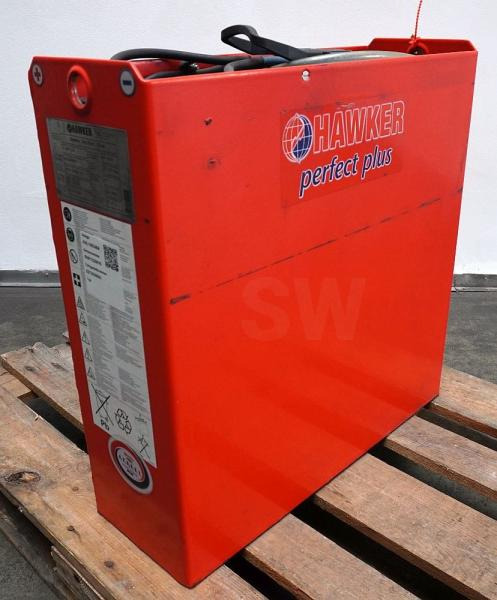 HAWKER 24 Volt 2 PzS 230 Ah - Akkumulátor - Anyagmozgató gép: 1 kép. HAWKER 24 Volt 2 PzS 230 Ah - Akkumulátor - Anyagmozgató gép: 1 kép.