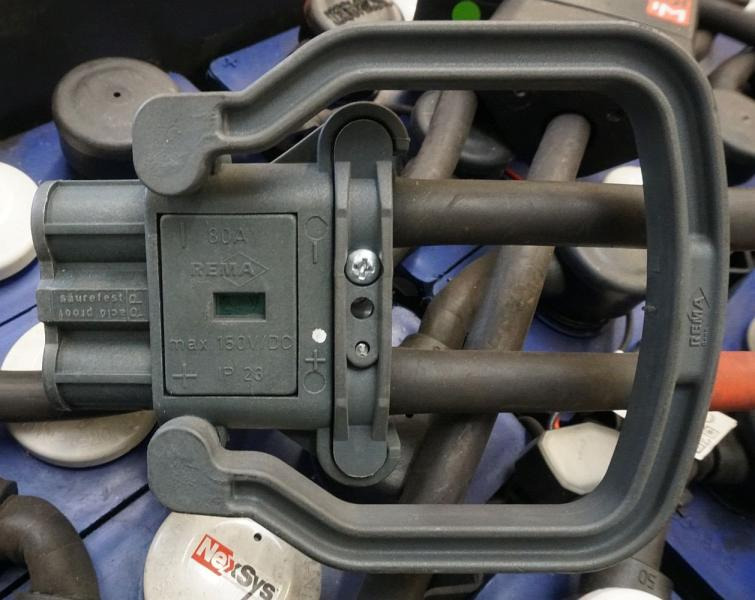 HAWKER 24 Volt 3 NXS 351 Ah - Akkumulátor: 4 kép. HAWKER 24 Volt 3 NXS 351 Ah - Akkumulátor: 4 kép.