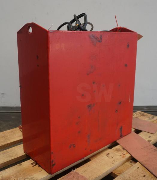 HAWKER 24 Volt 3 PzB 225 Ah - Akkumulátor - Anyagmozgató gép: 2 kép. HAWKER 24 Volt 3 PzB 225 Ah - Akkumulátor - Anyagmozgató gép: 2 kép.
