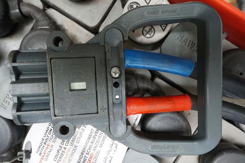 HAWKER 24 Volt 3 PzB 225 Ah - Akkumulátor - Anyagmozgató gép: 4 kép. HAWKER 24 Volt 3 PzB 225 Ah - Akkumulátor - Anyagmozgató gép: 4 kép.