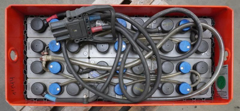 HAWKER 24 Volt 3 PzS 345 Ah - Akkumulátor - Anyagmozgató gép: 3 kép. HAWKER 24 Volt 3 PzS 345 Ah - Akkumulátor - Anyagmozgató gép: 3 kép.