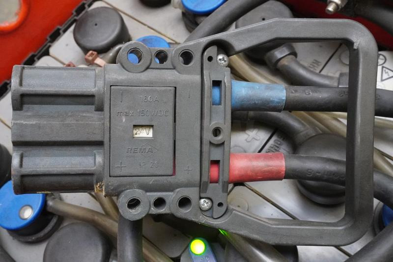 HAWKER 24 Volt 3 PzS 345 Ah - Akkumulátor - Anyagmozgató gép: 4 kép. HAWKER 24 Volt 3 PzS 345 Ah - Akkumulátor - Anyagmozgató gép: 4 kép.
