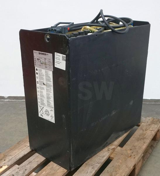 HAWKER 24 Volt 6 PzS 930 Ah - Akkumulátor - Anyagmozgató gép: 1 kép. HAWKER 24 Volt 6 PzS 930 Ah - Akkumulátor - Anyagmozgató gép: 1 kép.