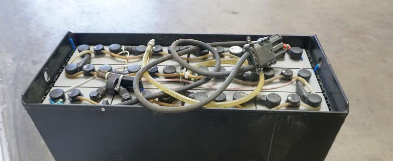 HAWKER 24 Volt 6 PzS 930 Ah - Akkumulátor - Anyagmozgató gép: 4 kép. HAWKER 24 Volt 6 PzS 930 Ah - Akkumulátor - Anyagmozgató gép: 4 kép.