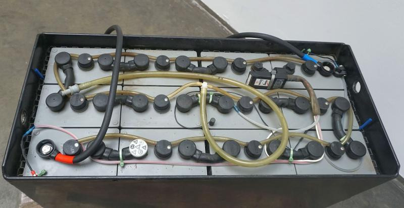 HAWKER 24 Volt 6 PzS 930 Ah - Akkumulátor - Anyagmozgató gép: 2 kép. HAWKER 24 Volt 6 PzS 930 Ah - Akkumulátor - Anyagmozgató gép: 2 kép.