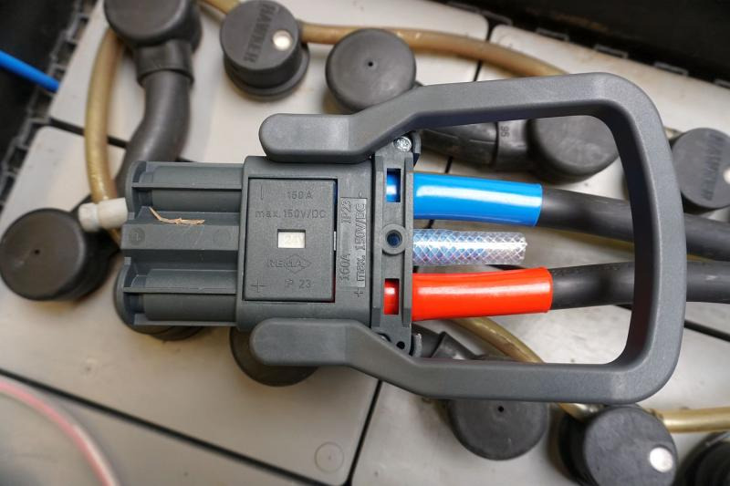 HAWKER 24 Volt 6 PzS 930 Ah - Akkumulátor - Anyagmozgató gép: 5 kép. HAWKER 24 Volt 6 PzS 930 Ah - Akkumulátor - Anyagmozgató gép: 5 kép.