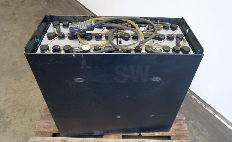 HAWKER 24 Volt 6 PzS 930 Ah - Akkumulátor - Anyagmozgató gép: 2 kép. HAWKER 24 Volt 6 PzS 930 Ah - Akkumulátor - Anyagmozgató gép: 2 kép.