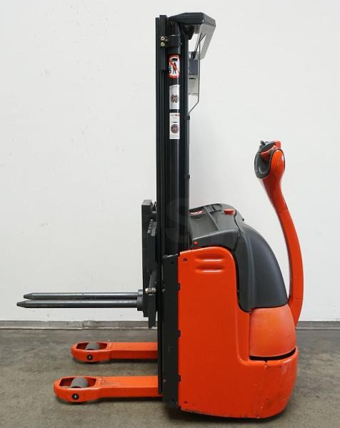 Linde L 10 379 - Emelőtargoncá: 3 kép. Linde L 10 379 - Emelőtargoncá: 3 kép.