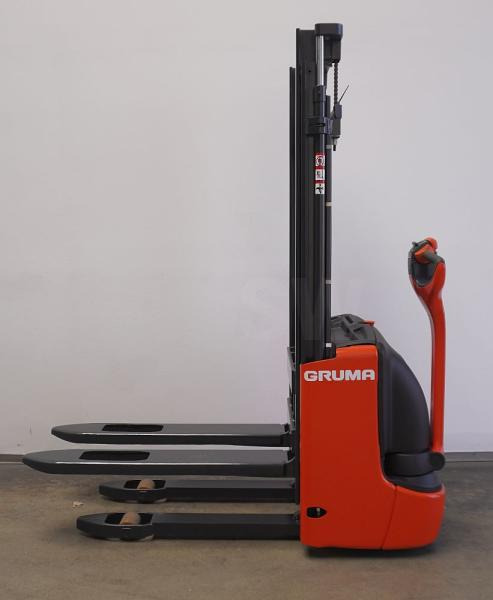 Linde L 12 1172 - Emelőtargoncá: 3 kép. Linde L 12 1172 - Emelőtargoncá: 3 kép.
