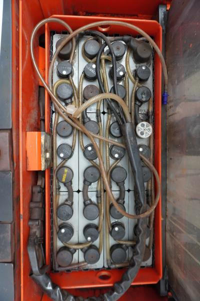 Linde L 14 i 372 - Emelőtargoncá: 4 kép. Linde L 14 i 372 - Emelőtargoncá: 4 kép.