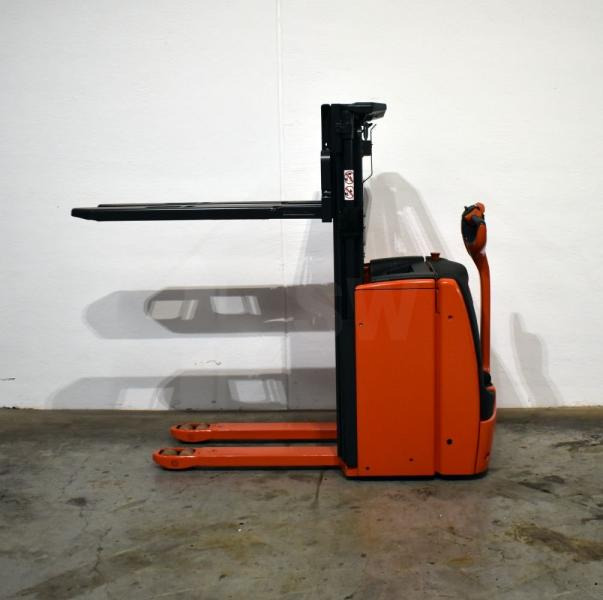 Linde L 16 1173 - Emelőtargoncá: 3 kép. Linde L 16 1173 - Emelőtargoncá: 3 kép.