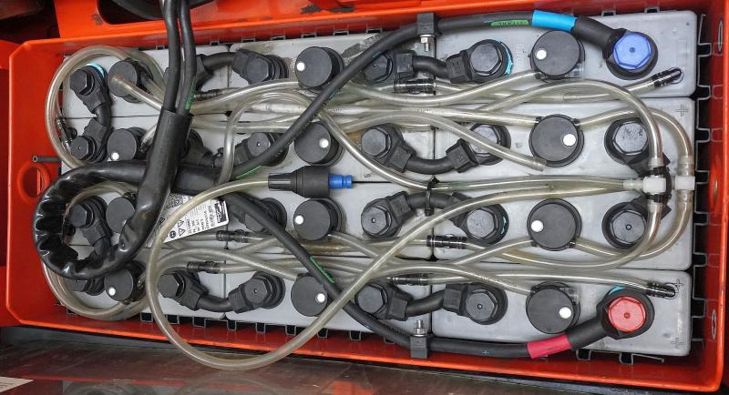 Linde L 20 i 1173 - Emelőtargoncá: 4 kép. Linde L 20 i 1173 - Emelőtargoncá: 4 kép.
