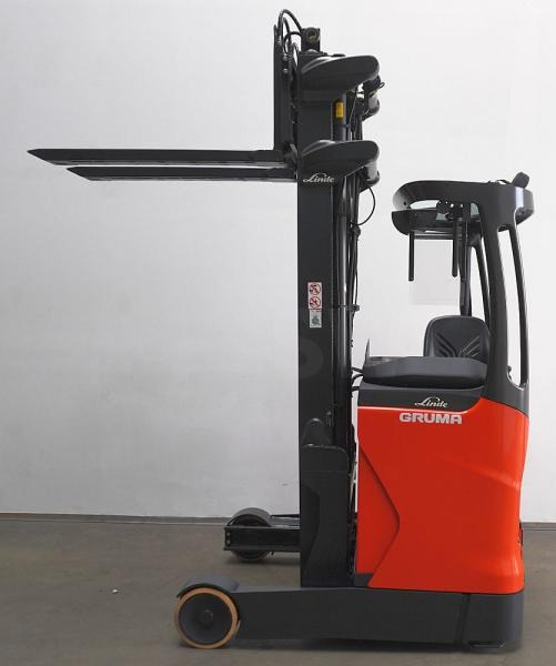 Linde R 12 B 1120 - Tolóoszlopos targoncá: 4 kép. Linde R 12 B 1120 - Tolóoszlopos targoncá: 4 kép.
