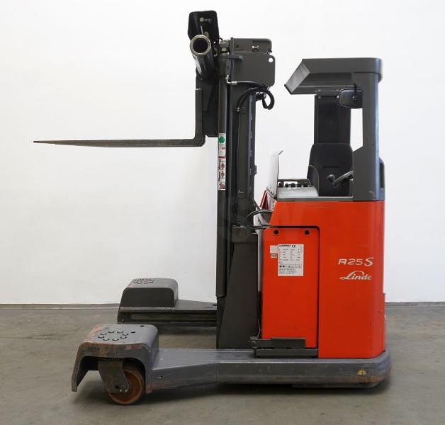 Linde R 25 F 144 - Négyutas tolóoszlopos targoncá: 4 kép. Linde R 25 F 144 - Négyutas tolóoszlopos targoncá: 4 kép.