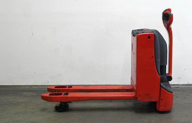 Linde T 16 1152 - Kézi raklapemelő: 3 kép. Linde T 16 1152 - Kézi raklapemelő: 3 kép.