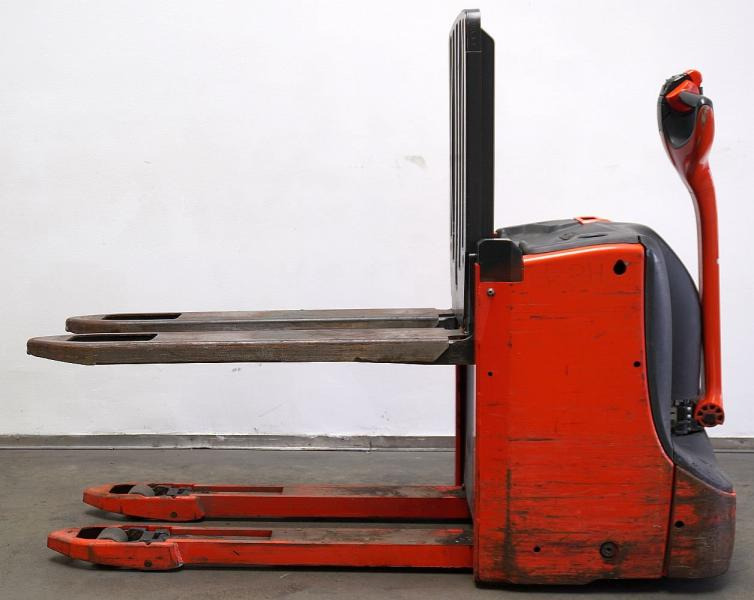 Linde T 16 L 1152 - Kézi raklapemelő: 3 kép. Linde T 16 L 1152 - Kézi raklapemelő: 3 kép.