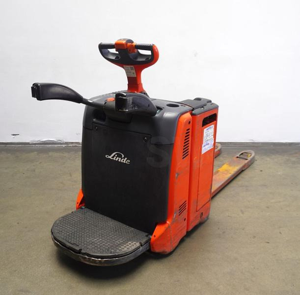 Linde T 20 AP 131 - Kézi raklapemelő: 1 kép. Linde T 20 AP 131 - Kézi raklapemelő: 1 kép.
