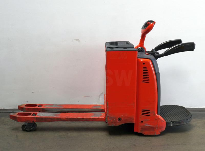 Linde T 20 AP 131 - Kézi raklapemelő: 4 kép. Linde T 20 AP 131 - Kézi raklapemelő: 4 kép.