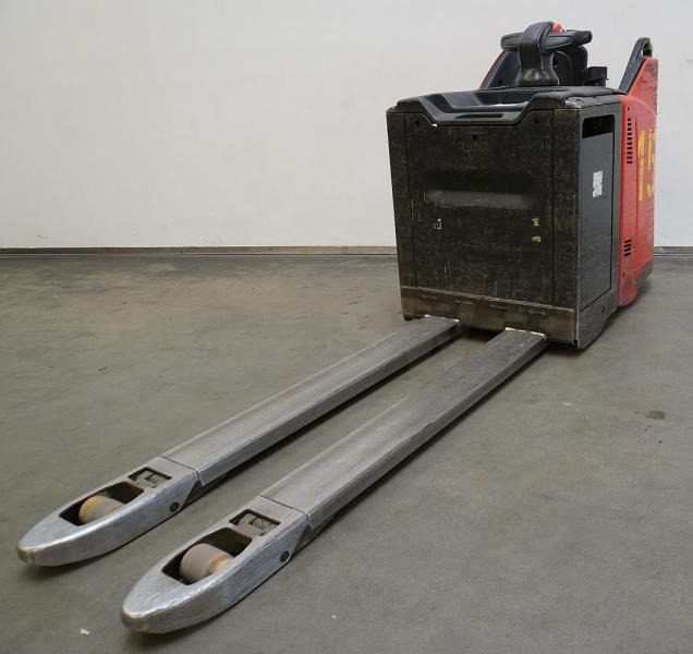 Linde T 20 SP 131 - Kézi raklapemelő: 2 kép. Linde T 20 SP 131 - Kézi raklapemelő: 2 kép.