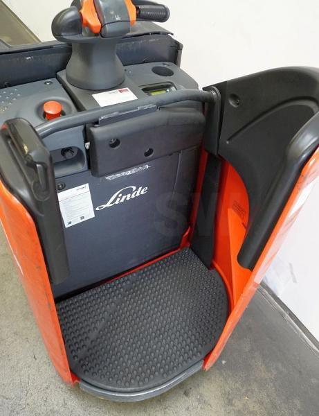 Linde T 20 SP 131 - Kézi raklapemelő: 3 kép. Linde T 20 SP 131 - Kézi raklapemelő: 3 kép.