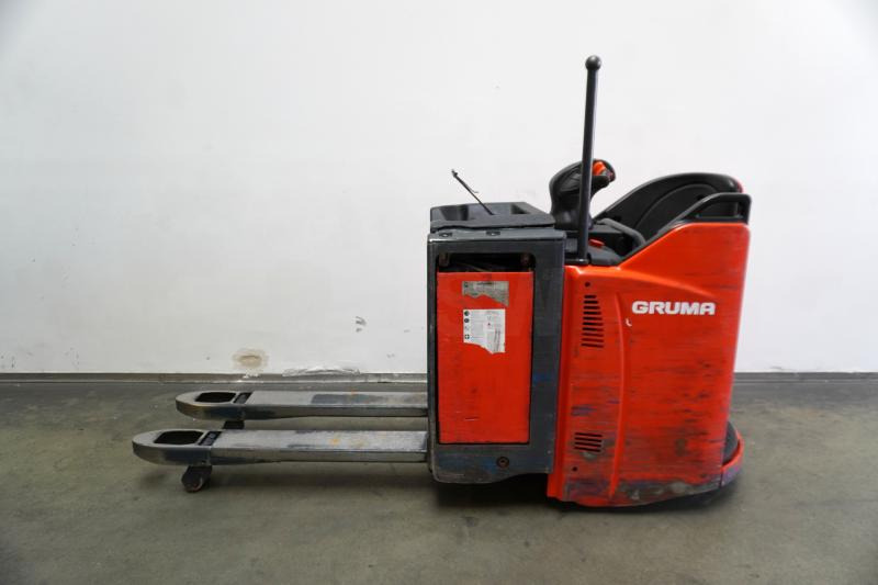 Linde T 20 SP 131 - Kézi raklapemelő: 4 kép. Linde T 20 SP 131 - Kézi raklapemelő: 4 kép.