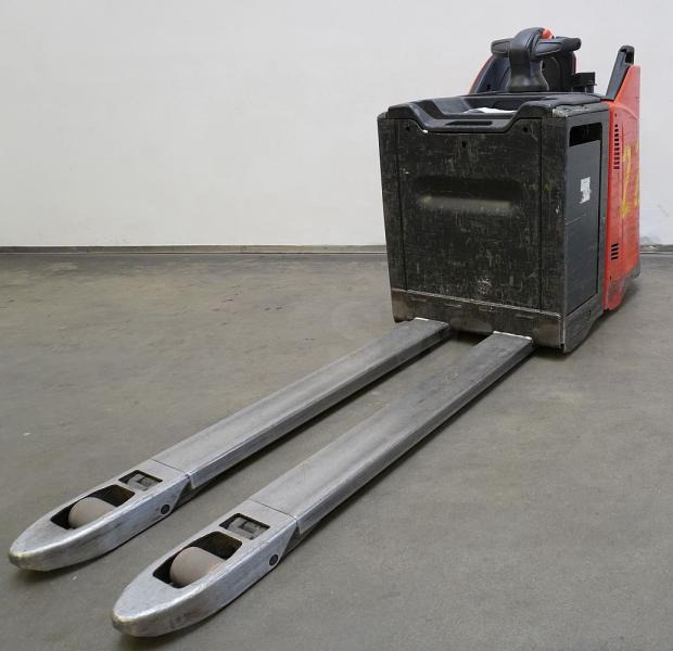 Linde T 20 SP 131 - Kézi raklapemelő: 2 kép. Linde T 20 SP 131 - Kézi raklapemelő: 2 kép.