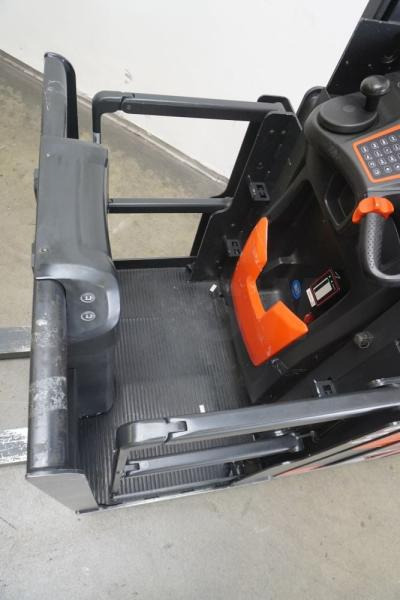 Linde V 10-02 5212-02 - Komissiózó targoncá: 3 kép. Linde V 10-02 5212-02 - Komissiózó targoncá: 3 kép.
