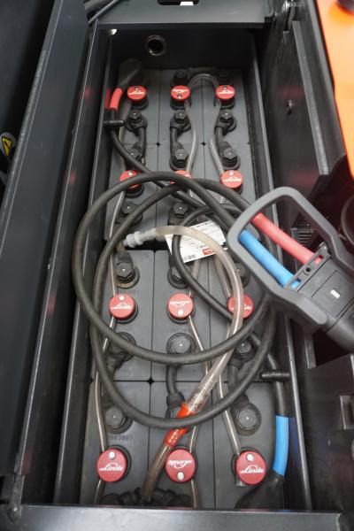 Linde V 10-02 5212-02 - Komissiózó targoncá: 5 kép. Linde V 10-02 5212-02 - Komissiózó targoncá: 5 kép.