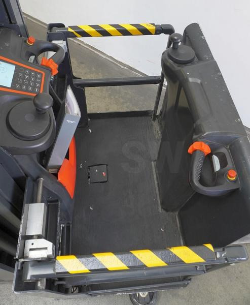 Linde V 10 5212 - Komissiózó targoncá: 3 kép. Linde V 10 5212 - Komissiózó targoncá: 3 kép.