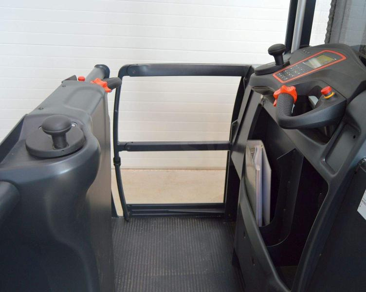 Linde V 48 5213 - Komissiózó targoncá: 4 kép. Linde V 48 5213 - Komissiózó targoncá: 4 kép.