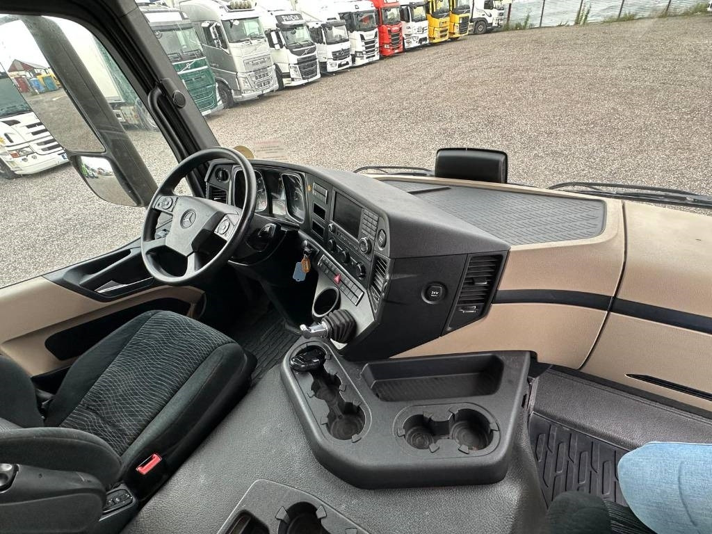 Mercedes-Benz Actros 1827 SERIE NR 2502 - Dobozos felépítményű teherautó: 5 kép. Mercedes-Benz Actros 1827 SERIE NR 2502 - Dobozos felépítményű teherautó: 5 kép.
