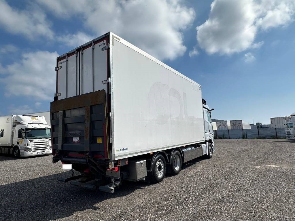 Mercedes-Benz Actros 2553 serie 7795 - Hűtős teherautó: 4 kép. Mercedes-Benz Actros 2553 serie 7795 - Hűtős teherautó: 4 kép.