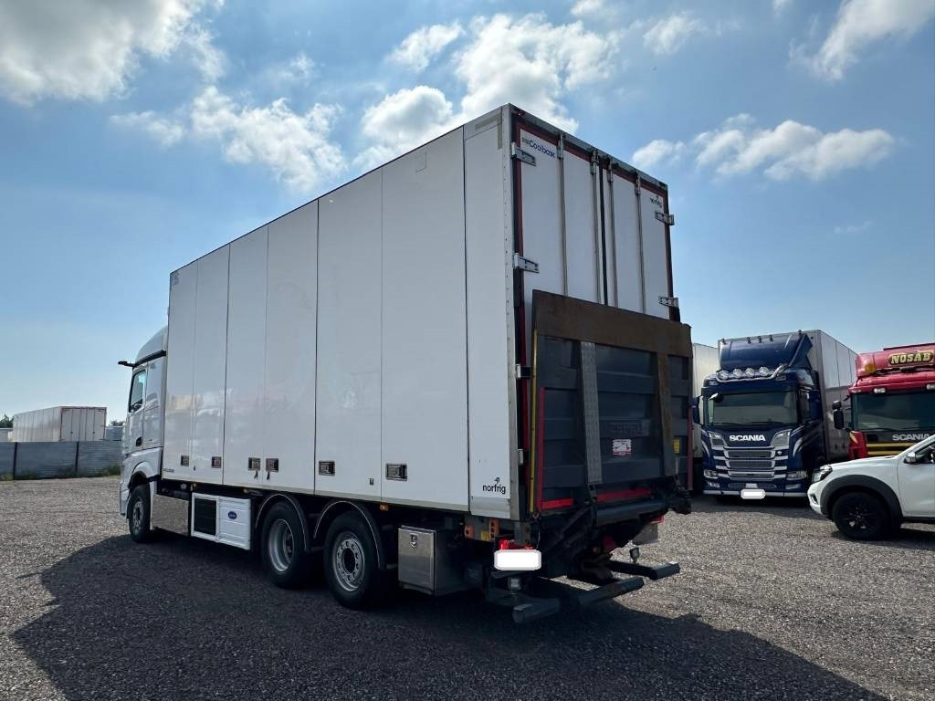 Mercedes-Benz Actros 2553 serie 7795 - Hűtős teherautó: 5 kép. Mercedes-Benz Actros 2553 serie 7795 - Hűtős teherautó: 5 kép.